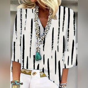 Chic Contemporary Black and White Print Top 3/4 Sleeve V-Neck NWT